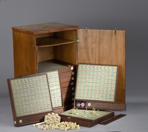 Ancien coffret en bois de jeu du loto avec 24 grilles et numéros